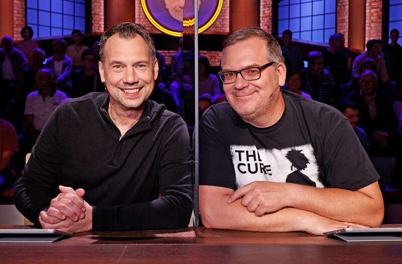 Rateteam-Kapitän Elton (r.) und der Schriftsteller Sebastian Fitzek (l.) bilden ein Rateteam. – Bild: ARD/​Morris Mac Matzen