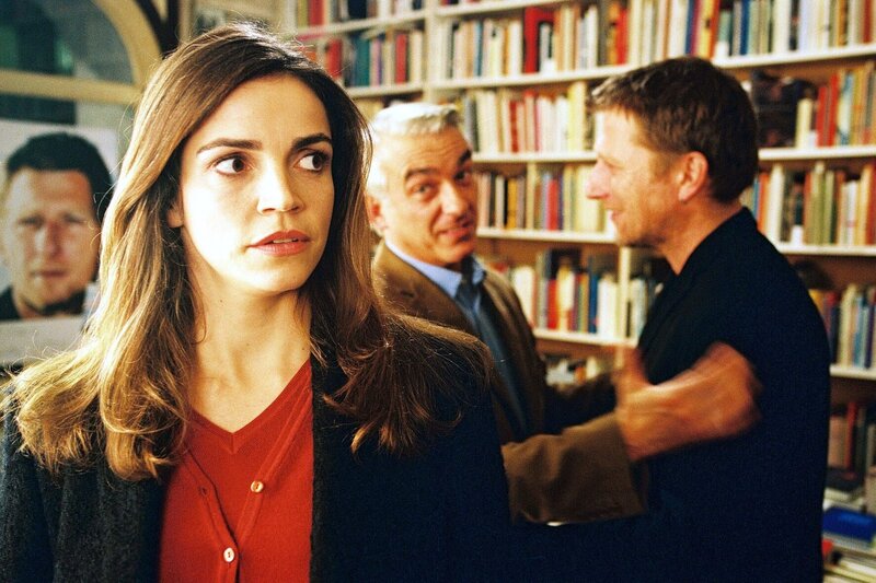 Nach der Lesung stellt Felix (Christoph M. Ohrt, M.) Sandra (Rebecca Immanuel, l.) seinem alten Freund Edgar (Michael Fitz, r.) vor. – Bild: SAT.1 /​ Hardy Spitz