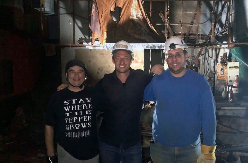 Tobi Kämmerer (Mitte) mit Mathias Zeidler (links) und Nils Springer von der „Interessengemeinschaft Unterwelt“ in einer verlassenen Darmstädter Diskothek. – Bild: HR/​Lukas Lowack