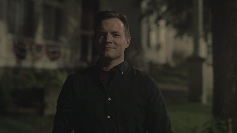 Paranormal investigator Adam Berry recaps night one of investigation of the old St. James Hotel to producers on historic Market Street in Palmyra, New York. – Bild: Warner Bros. Discovery, Inc. or its subsidiaries and affiliates.