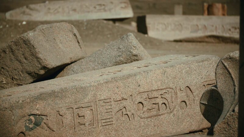 Archäologinnen und Archäologen finden Denkmäler, die Ramses II. gewidmet sind. Sie glauben, seine Hauptstadt „Pi-Ramesse“ entdeckt zu haben. – Bild: ZDF und Simon Fanthorpe