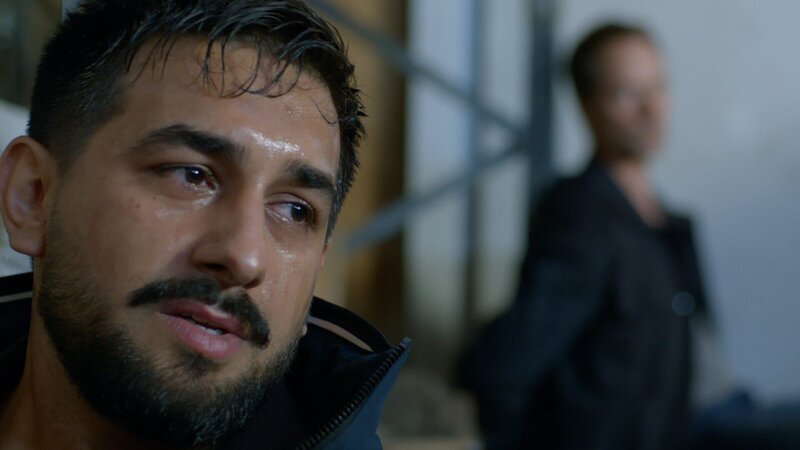 Malik (Zejhun Demirov, l.) bekommt mitten im Einsatz eine Panikattacke. Denn Mattes (Matthias Schloo, r.) und er wurden bei einem missglückten verdeckten Einsatz als Geiseln genommen. – Bild: ZDF und Christian Klopp