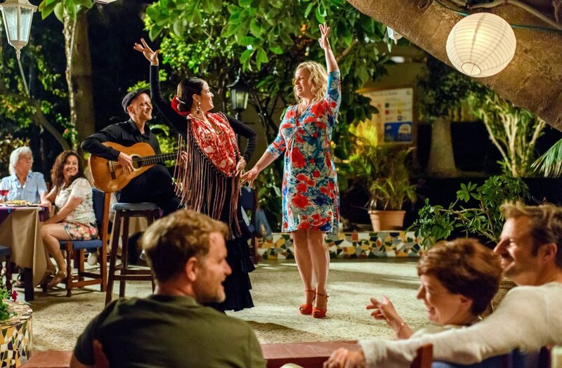 Tinka (Anna König, Mitte re.) hat keine Hemmungen vor einer spontanen Show-Einlage mit der Flamenco-Tänzern (María Victoria Jauregui). Ihr Freund Jürgen (Janek Rieke, vorne li.) und seine Freunde Diana (Caro Scrimali) und Lars (Philipp Hochmair) schauen amüsiert zu. – Bild: ORF/​Degeto/​Christof Arnold