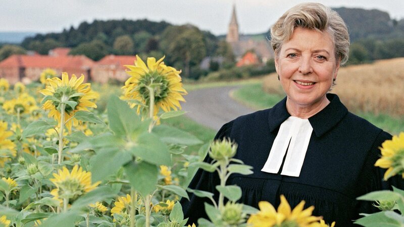 Carla Bergmann (Marie-Luise Marjan) hat viele Jahre im Ausland verbracht und übernimmt nun eine kleine Gemeinde im Sauerland. – Bild: ZDF und ARD Degeto/Thomas Kost Carla Bergmann (Marie-Luise Marjan) hat viele Jahre im Ausland verbracht und übernimmt nun eine kleine Gemeinde im Sauerland. – Bild: ZDF und ARD Degeto/Thomas Kost