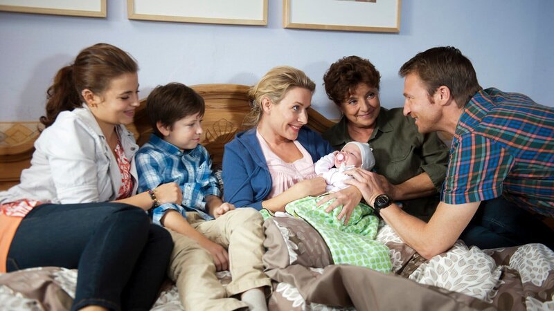 Hans (Heiko Ruprecht, r.) und Susannes (Nathalie O’Hara, M.) Baby ist da. Lilli (Ronja Forcher, l.), Jonas (Fabian Elias Huber, 2. v. l.) und Lisbeth (Monika Baumgartner, 2. v. r.) freuen sich mit den beiden. – Bild: ZDF und Thomas R. Schumann