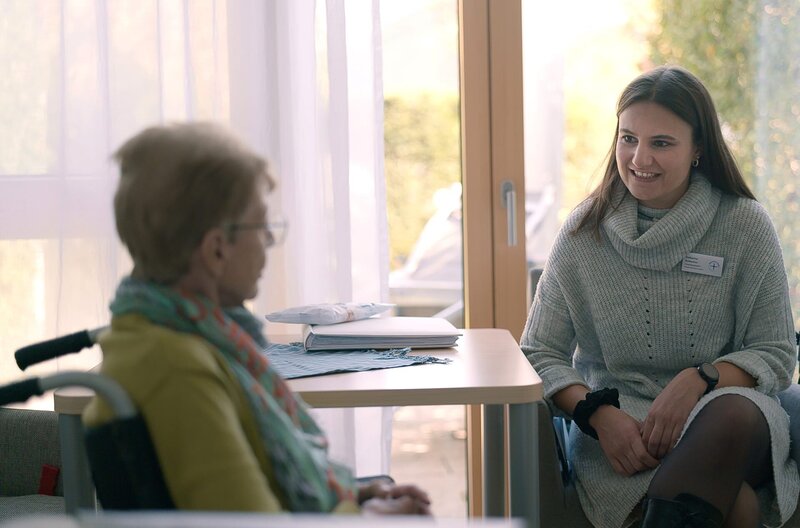 Die „Zeitschenkerin“ und Psychologiestudentin Katharina bei ihrer ehrenamtlichen Arbeit im Hospiz Bethesda in Landau. – Bild: SWR/​Harald Schmuck