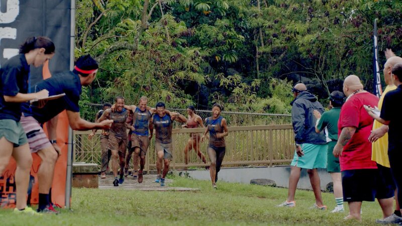 Wie wird das Team beim Tough Mudder-Lauf abschneiden? Chin (Daniel Dae Kim, 2.v.r.), Danny (Scott Caan, 2.v.l.), Steve (Alex O’Loughlin, l.) und Kono (Grace Park, r.) … – Bild: 2015 CBS Broadcasting, Inc. All Rights Reserved Lizenzbild frei