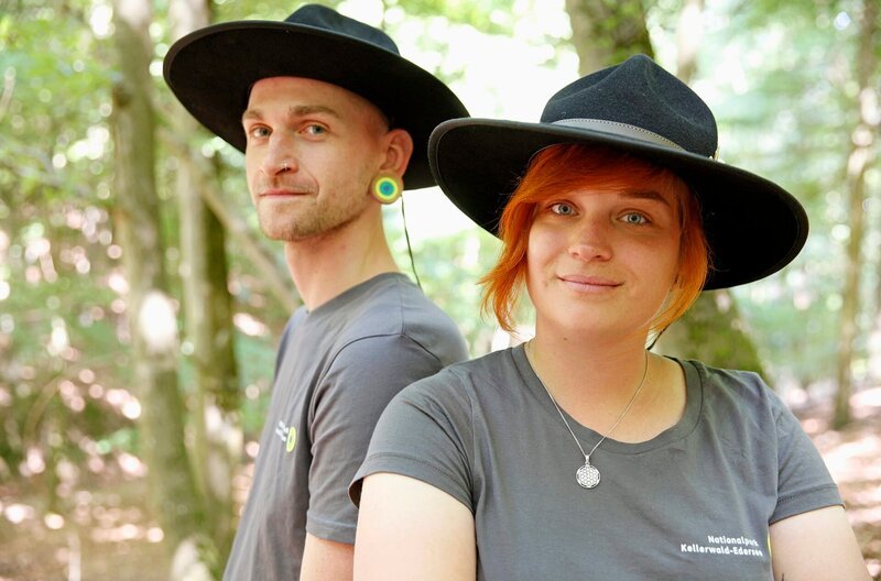 Die zwei jungen Ranger Yoshua Backes und Renée Prochnow. – Bild: HR/​Arnold Morascher