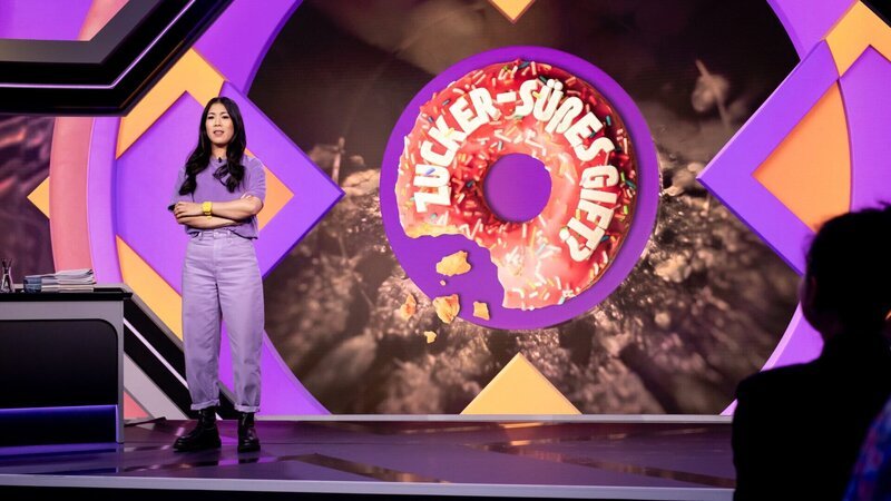 Zucker: Die einen sagen, Zucker macht so süchtig wie Heroin. Andere meinen, es komme nur auf die „richtige Art“ von Zucker an. Wieder andere essen zwar Zucker, aber überwachen ihren Blutzuckerspiegel. Und selbst die Forschung ist beim Thema Zucker gespalten. „MAITHINK X“ klärt auf. – Bild: ZDF