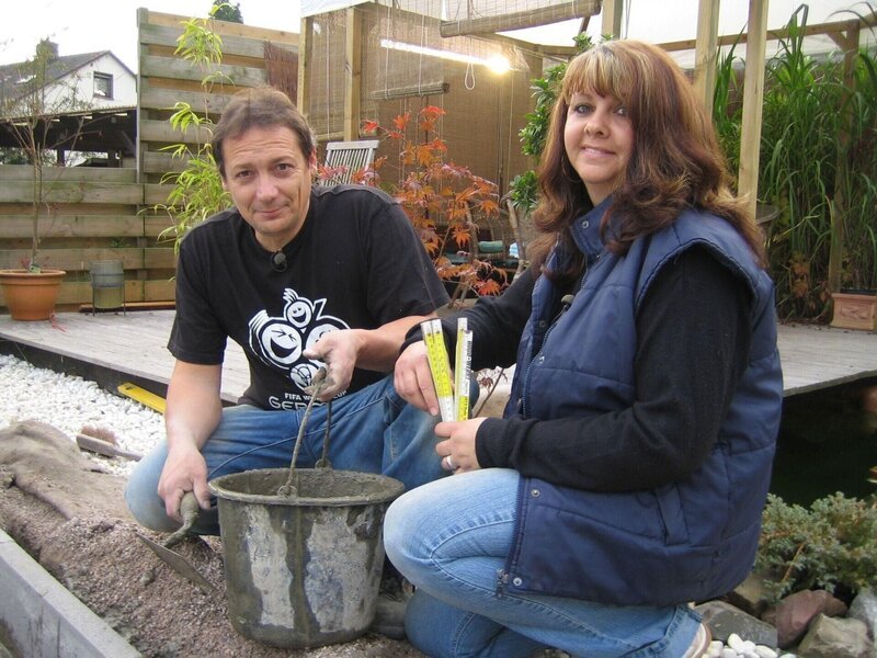 Die Umrandung des Pools steht. Aber Ingo und Marion sind mit ihrem Umbau noch lange nicht am Ende. – Bild: RTL /​ Tokee Bros.