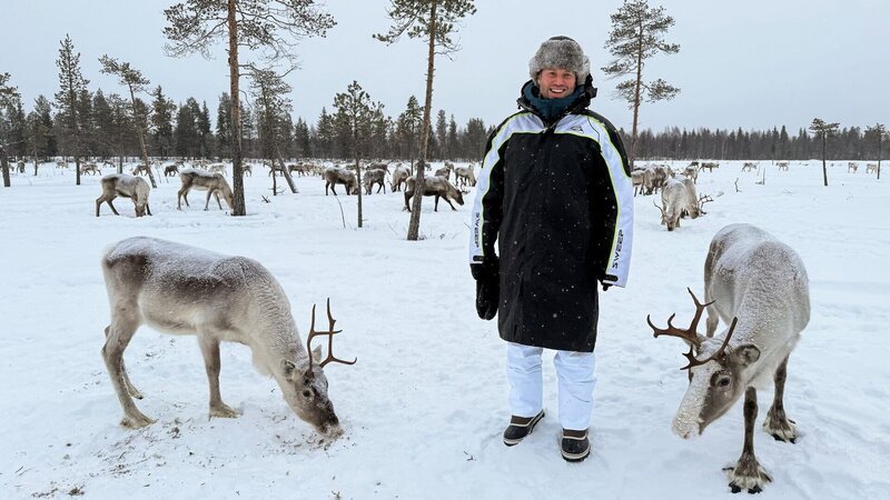 Zwei Reisen Staffel 1 Folge 1 und 2 Lappland Jonny Fischer bei den Rentieren 2025 – Bild: SRF