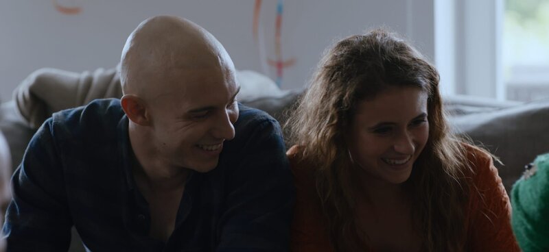 Tristan (Maarten Nulens) und Hanne (Marthe Schneider) sind glücklich verliebt. Gemeinsam stehen sie die harte Zeit von Tristans Chemobehandlungen durch. – Bild: ZDF und SYLVESTER PRODUCTION /​ VRT