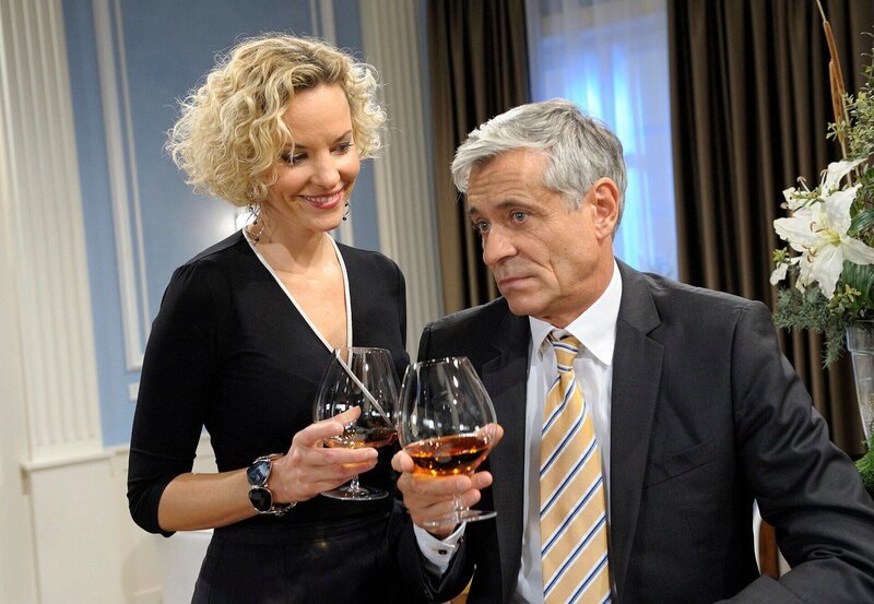Friedrich (Dietrich Adam, r.) feiert seine vermeintlichen letzten Stunden in Freiheit gemeinsam mit Natascha (Melanie Wiegmann, l.). – Bild: ARD/​Jacqueline Krause-Burberg