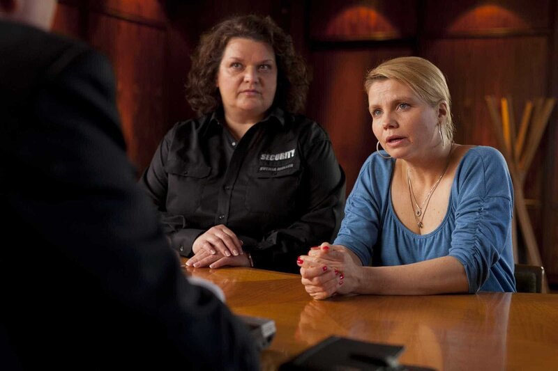 Dannis neue Mandanten sind Zirkusleute, deren Geschäfte mehr schlecht als recht laufen. Gemeinsam versuchen Svenia (Sabine Orléans, l.) und Danni (Annette Frier, r.) alles, damit der Zirkus wieder auf die Beine kommt. Doch wird es ihnen gelingen? – Bild: SAT.1 /​ Frank Dicks