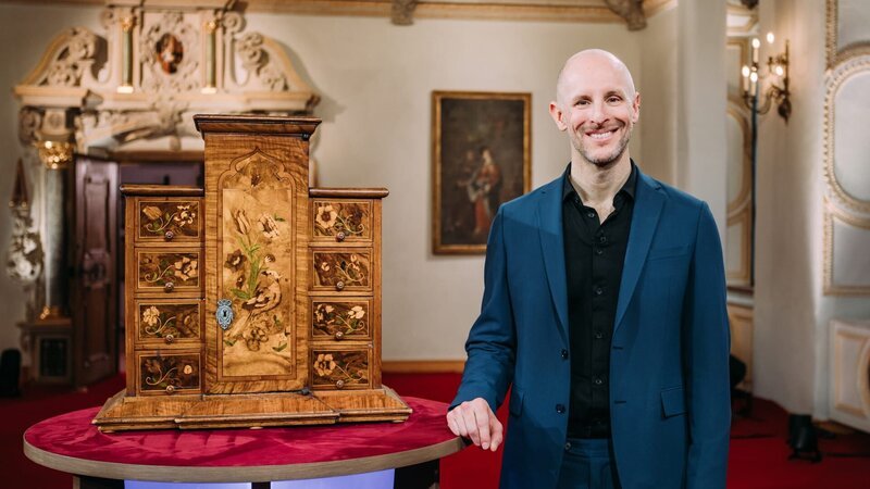 Kommodenaufsatz von seltener Qualität aus dem 18. Jahrhundert. – Bild: Vera Johannsen /​ BR