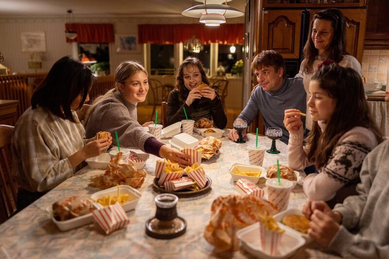 Molly (Saga Samuelsson, 2.v.l.) und Bettina (Frida Argento, 3.v.l.) feiern den Ausgang des Gerichtsprozesses mit Katarina (Melinda Kinnaman, 2.v.r.), Tomas (Christopher Wollter, 3.v.r.) und deren Tochter Jenny (Atina Simonovic, r.). – Bild: ZDF und Niklas Maupoix