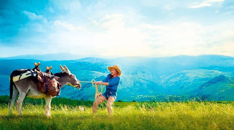 Antoinette (Laure Calamy) bei der Ankunft mit Patrick in einem Dorf der Cevennen. – Bild: SWR/Chapka Films/La Filmerie/France 3 Cinema/Julien Panié Antoinette (Laure Calamy) bei der Ankunft mit Patrick in einem Dorf der Cevennen. – Bild: SWR/Chapka Films/La Filmerie/France 3 Cinema/Julien Panié
