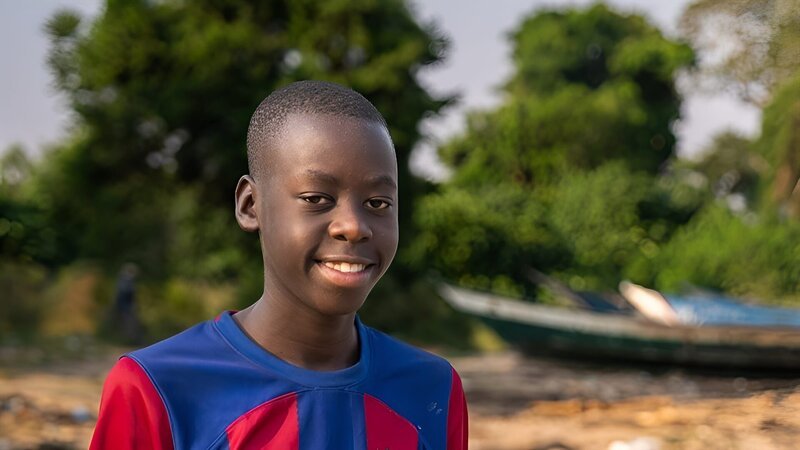 Tanzen macht ihn stark – Ian aus Uganda 1 – Bild: hr/​Guido Holz