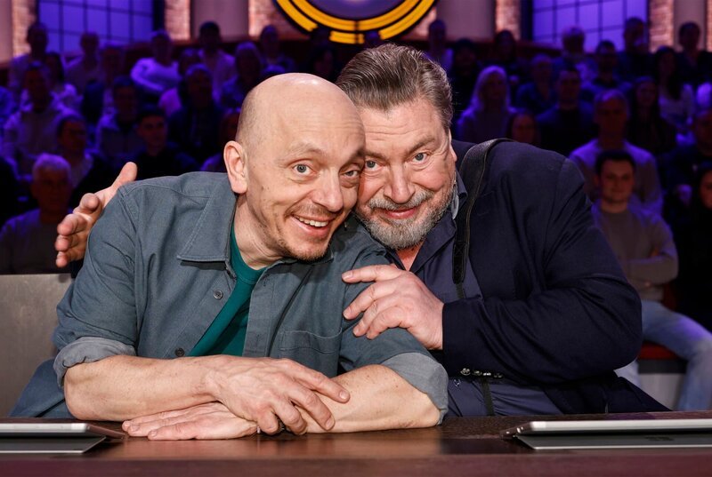 Rateteam-Kapitän Bernhard Hoëcker und der Schauspieler Armin Rohde bilden ein Rateteam. – Bild: ARD/​Morris Mac Matzen