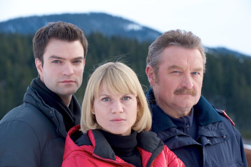 „Soko Kitzbühel“, Das sympathische Ermittler-Duo Karin Kofler und Lukas Roither haben es in dem Tiroler Nobelort erneut mit zum Teil perfiden Kapitalverbrechen zu tun. Tatkräftige Unterstützung erhalten die beiden Kriminalpolizisten von Karins Vater, Sternekoch Hannes Kofler, und der Gräfin Schönberg. – Bild: ORF
