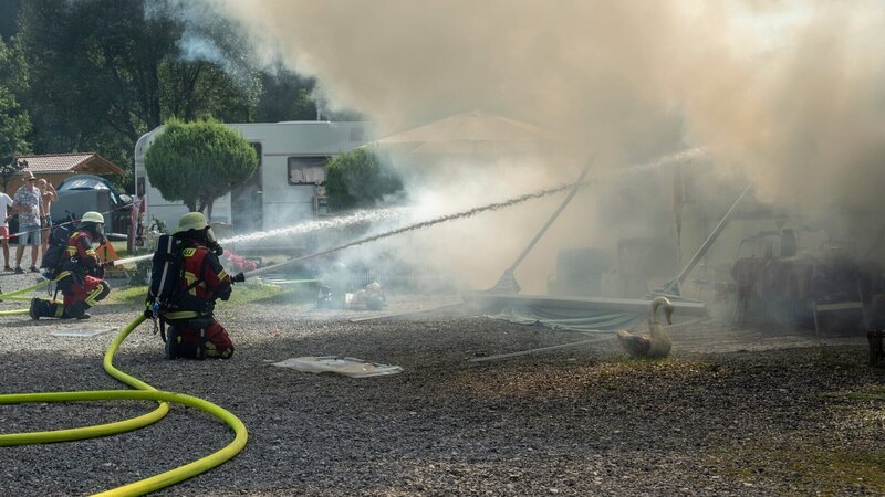 Hitze, Rauch, Gefahr – Marie (Christine Eixenberger, r.) und ihr Team kämpfen gegen die Flammen auf dem Campingplatz bevor diese außer Kontrolle geraten. – Bild: ZDF und susanne bernhard