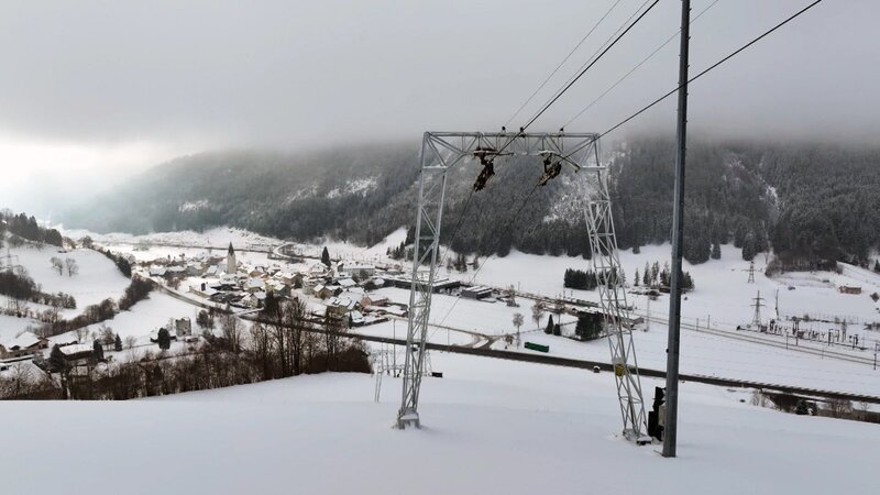 Das einzige, was in Wald am Schoberpass noch ans Schigebiet erinnert, sind die Schleppliftstüzen. Anfang Jänner wurde der Lift an einen slowakischen Investor versteigert – abgeholt wurde er bislang noch nicht. – Bild: ORF
