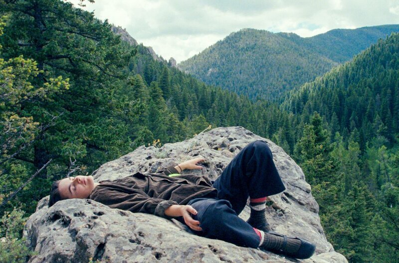 Lila, die in einer armen Familie in Montana aufgewachsen ist, entscheidet sich nach dem Studium für die spirituelle Begleitung von Menschen am Lebensende. – Bild: Grande Ourse Films