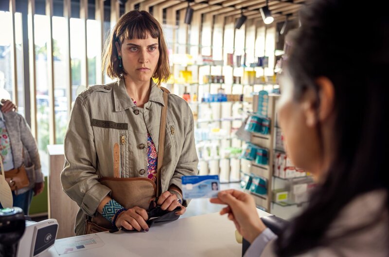 Leo (Morgane Ferru, Mi.) kommt schon lange nicht mehr ohne Schlaftabletten aus. – Bild: WDR/​Constantin Film/​Michel Vertongen