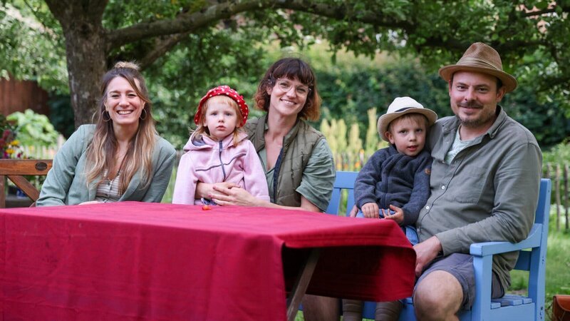 Familie Wieland erzieht ihre Kinder bedürfnisorientiert, liebevoll und mit vielen Freiheiten. Im Bild: Jasmina Neudecker (l.) mit Mutter (M.) und Vater Wieland (r.) und deren Kinder – Bild: ZDF und Max Leitmeier