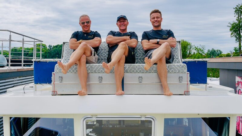 Family Groß sitting on a Boat – Bild: Warner Bros. Discovery, Inc. or its subsidiaries and affiliates.