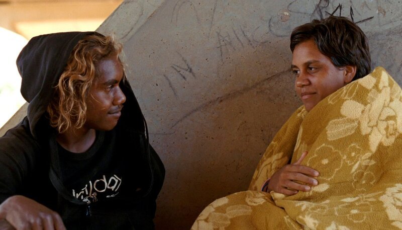 In Alice Springs leben Samson und Delilah (Rowan McNamara, l, und Marissa Gibson) unter einer Brücke – ohne Essen und ohne Geld. Weiteres Bildmaterial finden Sie unter www.br-foto.de. – Bild: BR/WDR/Rapid Eye Movies In Alice Springs leben Samson und Delilah (Rowan McNamara, l, und Marissa Gibson) unter einer Brücke – ohne Essen und ohne Geld. Weiteres Bildmaterial finden Sie unter www.br-foto.de. – Bild: BR/WDR/Rapid Eye Movies