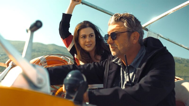 Sophia (Hana Sofia Lopes) und Tom (Hans Sigl) haben den Ort ausfindig gemacht, an dem der kleine Noa gefangen gehalten wird. – Bild: ZDF / NDF/ Oliver-Maximilian Kraus Sophia (Hana Sofia Lopes) und Tom (Hans Sigl) haben den Ort ausfindig gemacht, an dem der kleine Noa gefangen gehalten wird. – Bild: ZDF / NDF/ Oliver-Maximilian Kraus