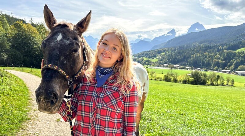 Nina und Appaloosa „Feivel“ beim Spaziergang im Berchtesgadener Land. – Bild: BR/​Text und Bild Medienproduktion GmbH & Co. KG/​Katja Schübl