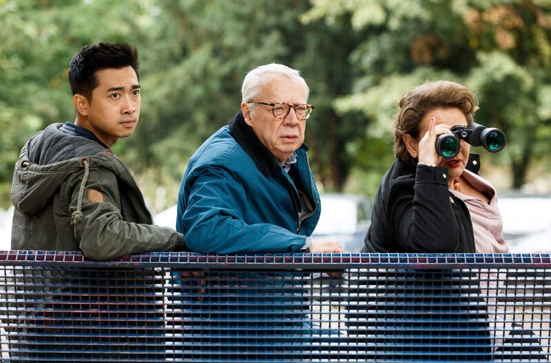 Hui (Aaron Le, l.) und Günter (Peter Lerchbäumer, M.) beobachten das Cafe aus der Ferne. Hannah (Swetlana Schönfeld, r.) benutzt einen Feldstecher. – Bild: WDR/​ARD/​Kai Schulz