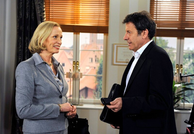 Gunter (Hermann Toelcke, r.) und Julia (Christiane Lemm, l.) im Gespräch. – Bild: Nicole Manthey