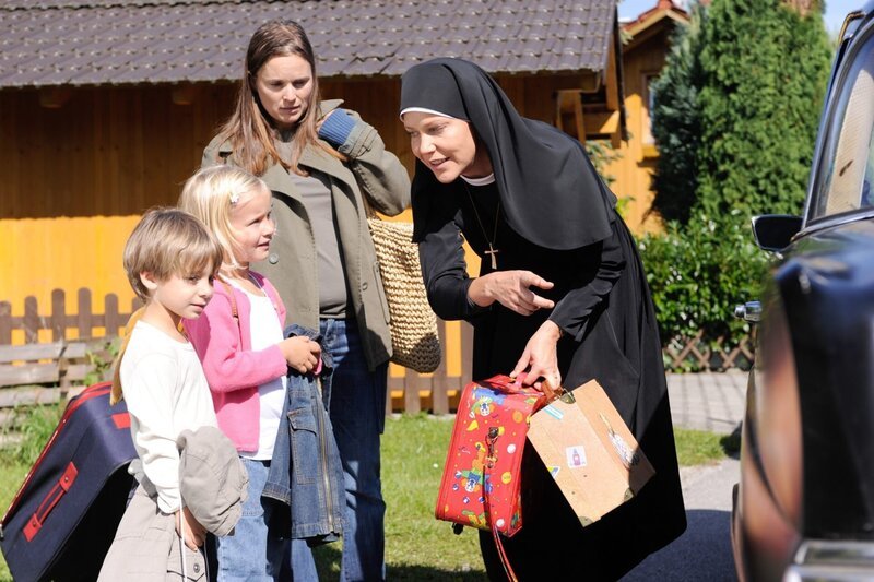 Familie Marquard hat kein Zuhause. Schwester Hanna nimmt sie mit ins Kloster (v.li.: Giovanni Baumann, Ayana Ledl, Christina Andrione, Janina Hartwig). – Bild: ORF/​Kineos/​Barbara Bauriedl