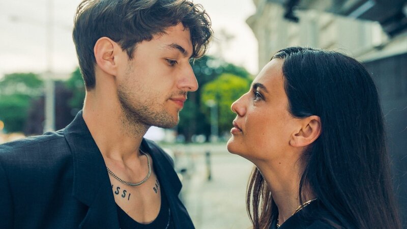 Ben (Anton Widauer), Sarah Romera-Bao (Anna Friedberg) – Bild: MR Film /​ ORF