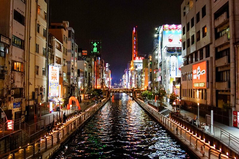Dotonbori ist eines der wichtigsten Touristenziele in Osaka. Es ist voller Restaurants und Geschäfte. – Bild: ORF/​Warner/​The Travel Channel
