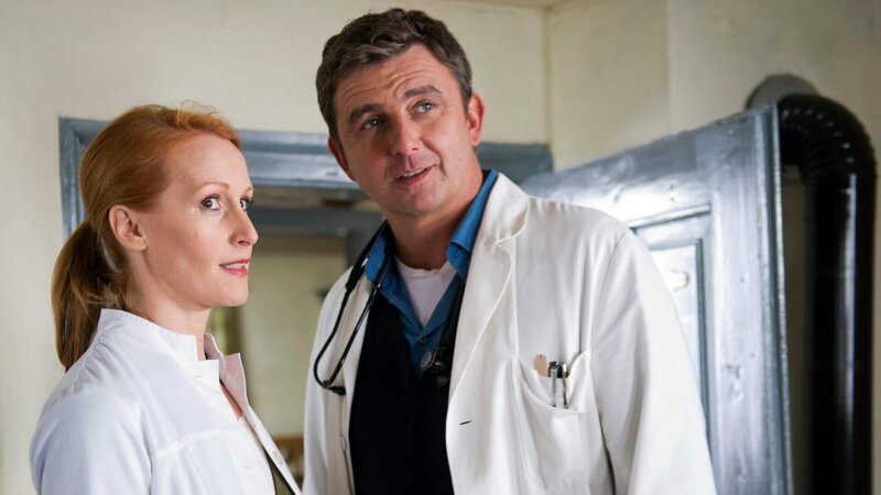Martin Gruber (Hans Sigl) und seine neue Sprechstundenhilfe Irena Bornholm (Nicole Beutler) müssen sich noch aneinander gewöhnen. – Bild: ZDF und Thomas R. Schumann