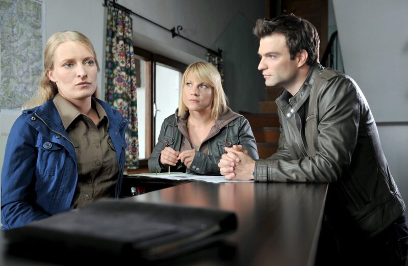 (v.li.): Stefanie von Poser (Christa Leopold), Kristina Sprenger (Karin Kofler), Jakob Seeböck (Lukas Roither). – Bild: ORF/​BEO-Film/​Bernd Schuller