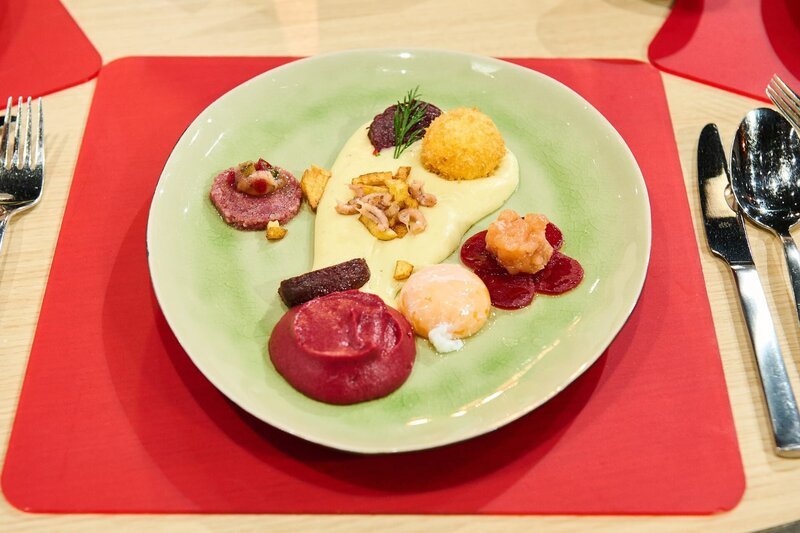 Labskaus: Saiblings-Tatar mit Kartoffelpüree, Sülze, gebackenem und konfiertem Ei und Dreierlei von der Roten Bete, Tagesmotto: „Regionale Klassiker 2.0“ von Jürrina Führer – Bild: ZDF und Gunnar Nicolaus