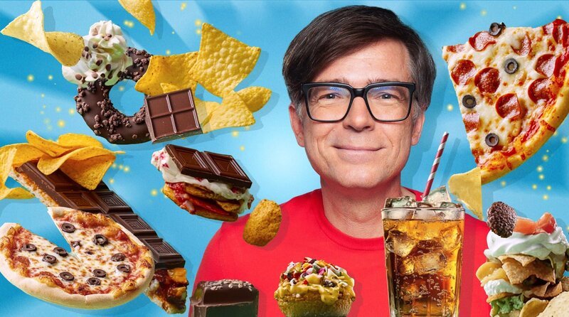 Chips und Schokolade schmecken abends auf der Couch einfach besser als Gurken-Sticks und ungesalzene Erdnüsse, oder? Vor allem wenn das Programm von Werbung unterbrochen wird, die Pudding, Eis und Tiefkühltorte zeigt. Essen ist emotional. Und Werbung nutzt das. Die Welt um uns herum regt uns ständig dazu an, so zu essen, dass es nicht gesund für uns ist. Mit Reizen, die wissenschaftliche Mechanismen nutzen. Bei fettigen und süßen Speisen setzt zum Beispiel unser Sättigungsgefühl aus. Kein Wunder also, dass Nachtisch nach dem Essen immer noch reinpasst. Und manchmal reicht es schon, nur ein zischendes Geräusch zu hören und schon wächst die Lust auf einen gekühlten Softdrink. – Ralph Caspers moderiert die Sendung. – Bild: WDR/​Tilman Schenk/​KI