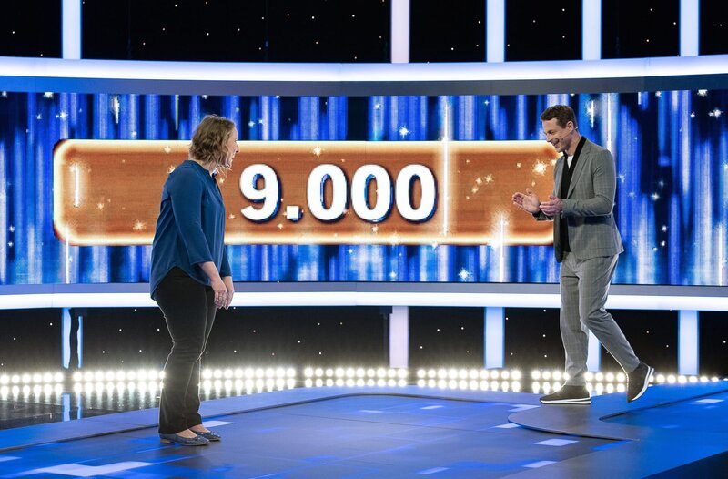 Moderator Alexander Bommes (r.) freut sich mit der Kandidatin Natalie Palotz-Wiegand (l.). – Bild: ARD/​Arne Vollstedt