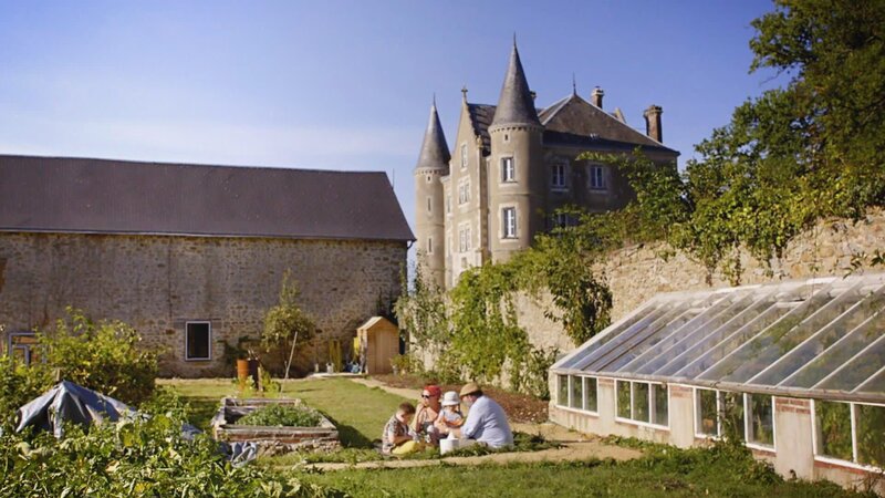 Zwischen Hochzeiten und Gourmet-Wochenenden verbringen Dick und Angel in den Sommerferien so viel Zeit wie möglich mit ihren Kindern Arthur und Dorothy. Nebenbei will sich Angel das Obergeschoss in Turm Nummer zwei vornehmen. Sie plant eine weitere Gästesuite unter dem Motto Blumen und Gartenparadies. Doch zuerst nimmt sie alles genau in Augenschein. Als sie eine Vintage-Tapete mit orientalischen Rosen entdeckt, bringt sie das auf eine Idee: Angel lässt sich von dem Muster inspirieren, um eine eigene Tapete für die Garten-Suite zu entwerfen. Außerdem möchte sie Dicks harte Arbeit im Garten wertschätzen und presst Blüten für die Dekoration. – Bild: HGTV