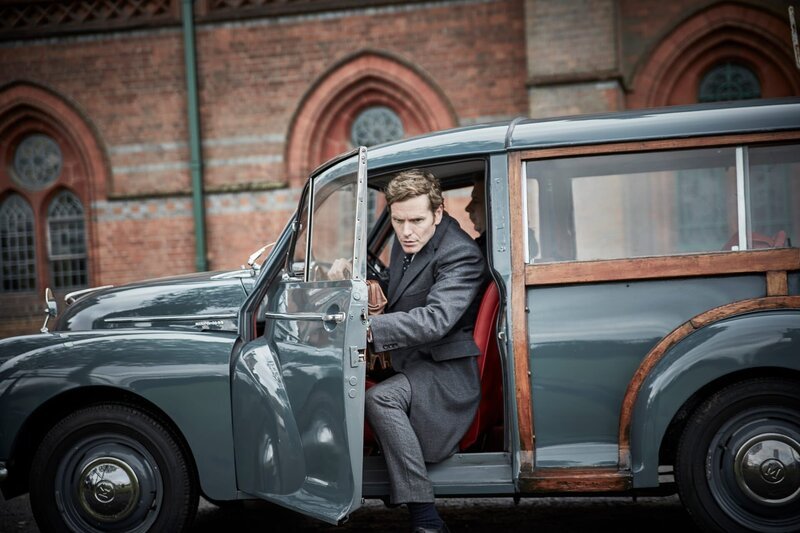 DS Endeavour Morse (Shaun Evans) ist auf dem Weg zu seinem nächsten Undercover-Einsatz an einer Jungenschule. – Bild: ZDF und Jonathan Ford