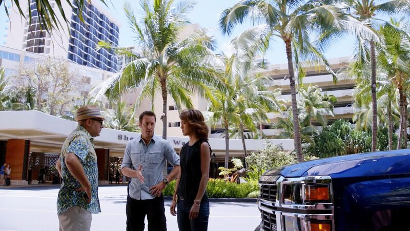 Steve (Alex O’Loughlin, M.) und Kono (Grace Park, r.) ermitteln in einem neuen Fall und stoßen dabei auf Gerard Hirsch (Willie Garson, l.). Doch was hat er damit zu tun? – Bild: 2015 CBS Broadcasting, Inc. All Rights Reserved Lizenzbild frei