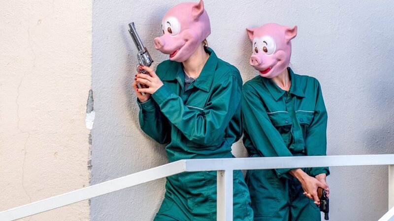 Als die Bank ein zweites Mal überfallen wird, steht fest: Die Täter sind zwei Frauen. Beide nehmen diesmal Bankdirektor Heinz Prasser als Geißel und flüchten mit ihrer neuen Beute. – Bild: ZDF und Stefanie Leo
