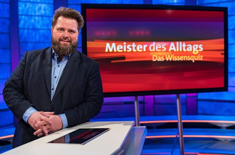 Schauspieler Antoine Monot Jr. steht in den Startlöchern für kniffelige Fragen aus dem prallen Leben beim Wissensquiz „Meister des Alltags“. – Bild: SWR/​Christian Koch