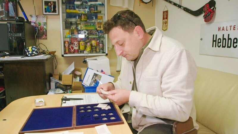 Ein Mitarbeiter eines Pfandleihhauses prüft die Münzen. – Bild: TLC (DEUT)