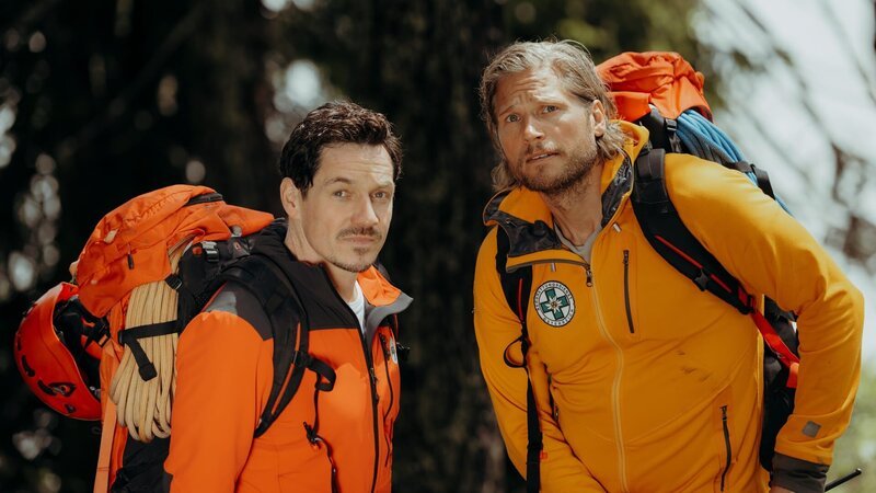 Auf der Suche nach Robert kämpfen sich Tobi (Markus Brandl, l.) und Markus (Sebastian Ströbel, r.) durch unwegsames Gelände. – Bild: ZDF und Sabine Finger Fotografie